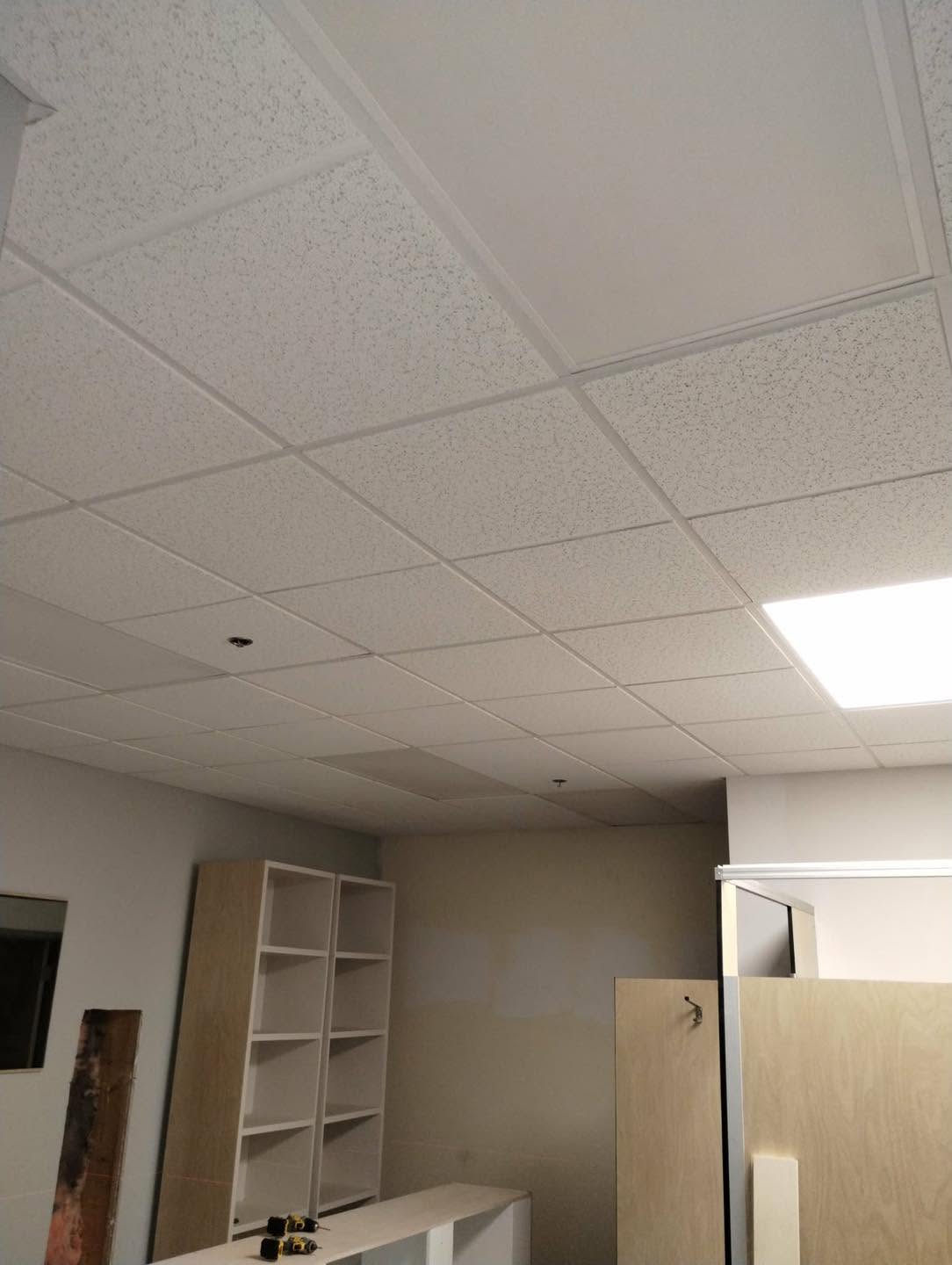 Plafond suspendu T-bar et cloisons de gypse dans un aménagement de bureaux — Descoteaux Acoustique
