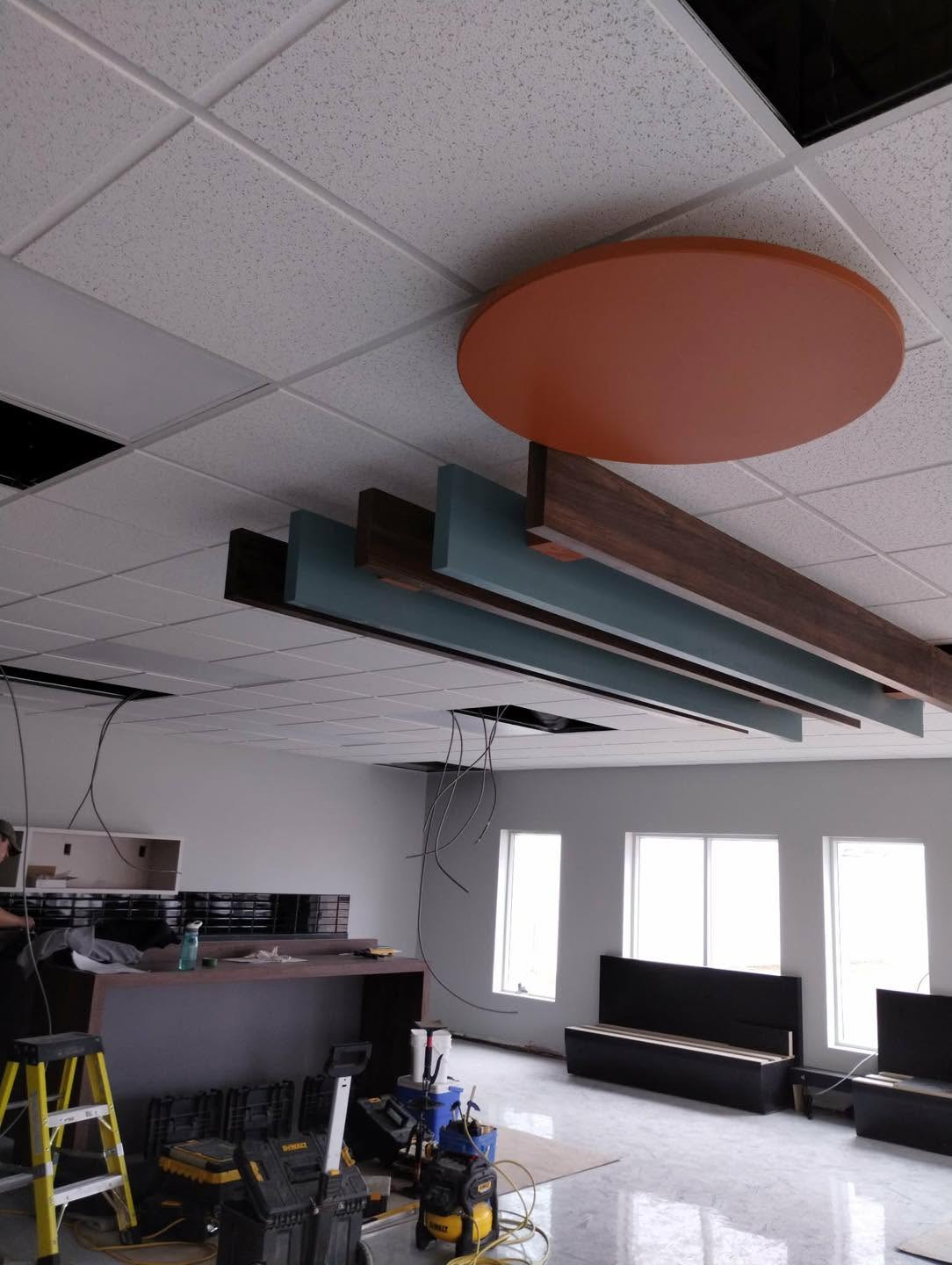 Plafond suspendu avec éléments acoustiques décoratifs réalisé par Descoteaux Acoustique