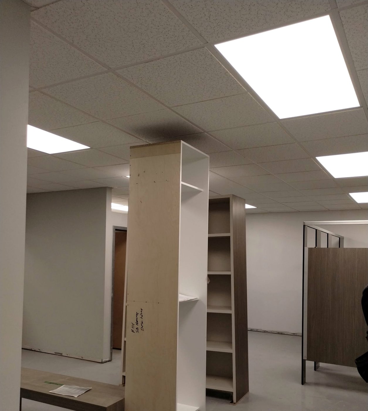 Cloisons de gypse et plafond suspendu T-bar dans un aménagement commercial avec ébénisterie — Descoteaux Acoustique