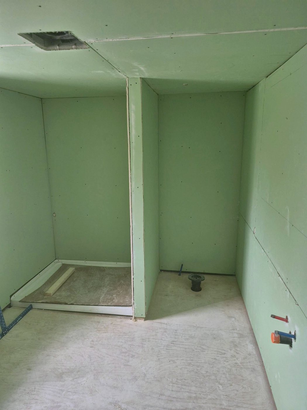 Alcôve de douche fermée en gypse hydrofuge vert, base de douche et drain en place — Descoteaux Acoustique