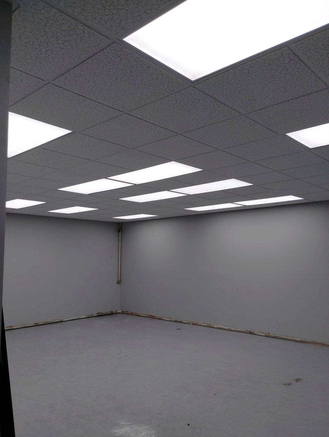 Local commercial terminé avec plafond suspendu T-bar et panneaux DEL encastrés — Descoteaux Acoustique