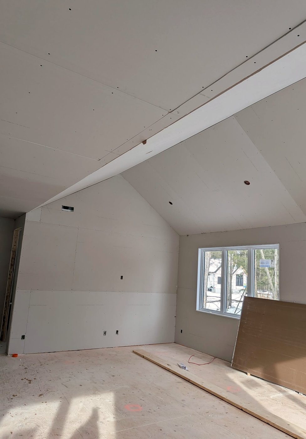 Plafond cathédrale en gypse posé et tiré dans une résidence neuve — Descoteaux Acoustique